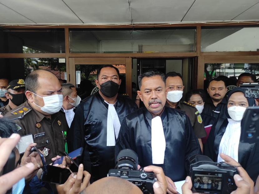Kepala Kejaksaan Tinggi Jawa Barat Asep N Mulyana memberikan keterangan terkait tuntutan yang diberikan kepada terdakwa Herry Wirawan di PN Bandung, Selasa (11/1/2022).