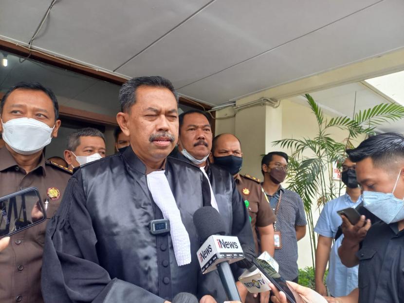 Kepala Kejaksaan Tinggi (Kejati) Jabar Asep N Mulyana menyampaikan keterangan pers usai membacakan replik pada persidangan kasus pelecehan seksual dengan terdakwa Herry Wirawan, Kamis (27/1/2022).