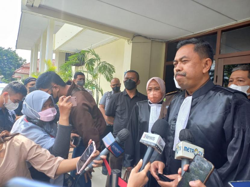 Kepala Kejaksaan Tinggi (Kejati) Jabar Asep N Mulyana menyampaikan keterangan pers usai membacakan replik pada persidangan kasus pelecehan seksual dengan terdakwa Herry Wirawan, Kamis (27/1/2022). 