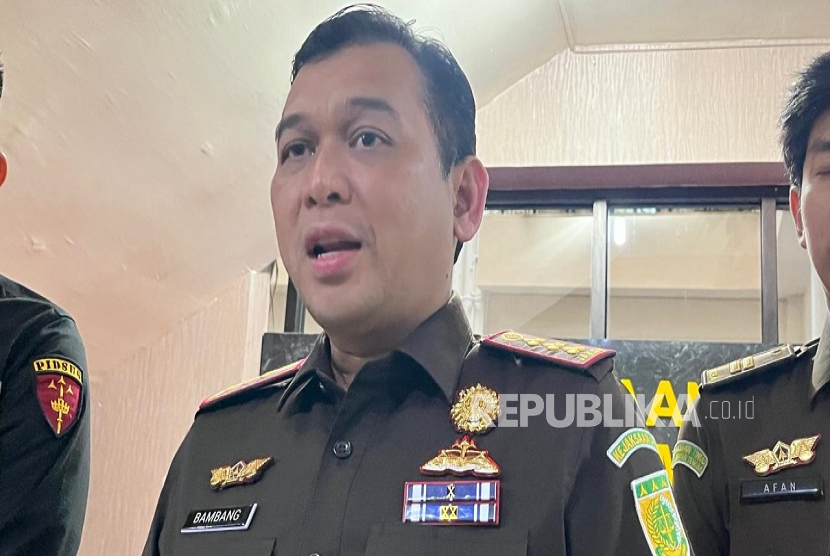  Kepala Kejari Sleman, Bambang Yunianto, saat menyampaikan penetapan Bupati Sleman periode 2010-2015, dan 2016–2021 sebagai tersangka  Selasa (30/9/2025).