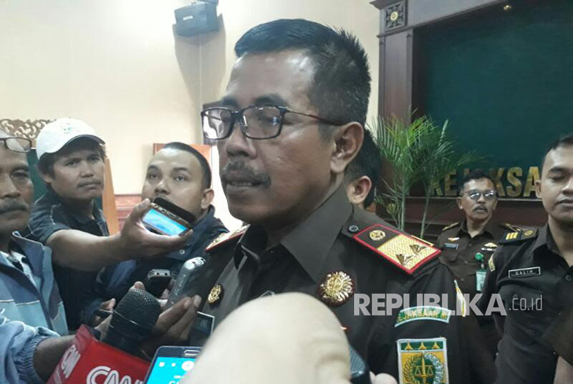 Kepala Kejati Jawa Barat, Setia Untung Arimuladi  memberikan keterangan kepada awak media tentang pelimpahan tahap kedua penyerahan tersangka dan barang bukti kasus dugaan penghasutan dengan tersangka Buni Yani, Senin (10/4).