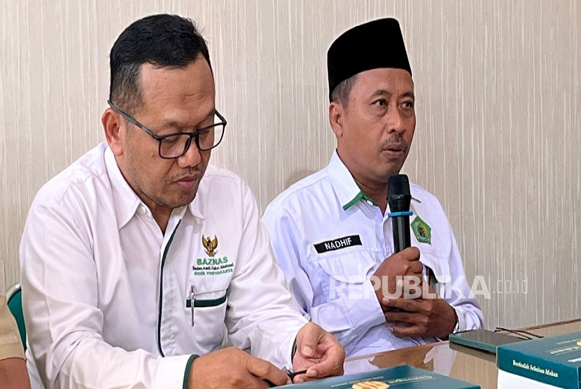 Peseta mengikuti takbir keliling di Masjid Gedhe Kauman, Yogyakarta.