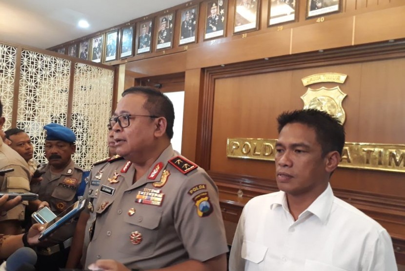 Kepala Kepolisian Daerah Jawa Timur Irjen Pol Luki Hermawan memberi keterangan terkait perkembangan kasus prostitusi online libatkan artis di Mapolda Jatim, Surabaya, Kamis (10/1).