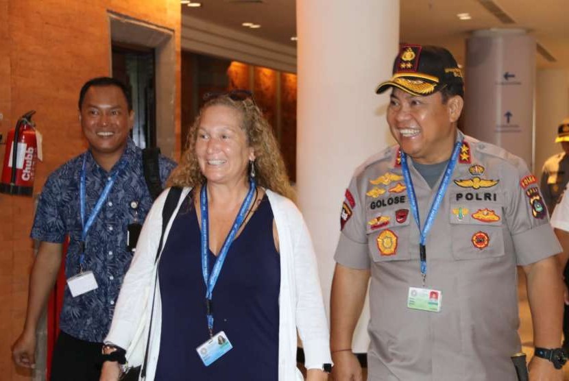 Kepala Kepolisian Daerah (Kapolda) Bali, Irjen Pol Petrus Reinhard Golose (kanan) melakukan pengecekan terakhir di area Nusa Dua setelah berakhirnya pertemuan tahunan IMF-Bank Dunia, Ahad (14/10).