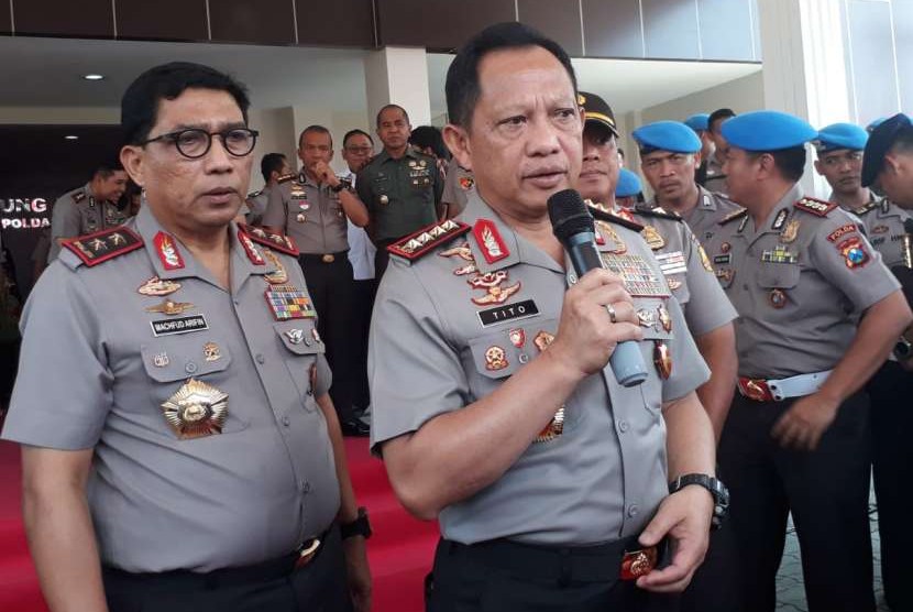 Kepala Kepolisian Negara Republik Indonesia Jenderal Pol Tito Karnavian usai meresmikan empat gedung baru yang baru selesai dibangun di lingkungan Polda Jatim, Selasa (28/8).