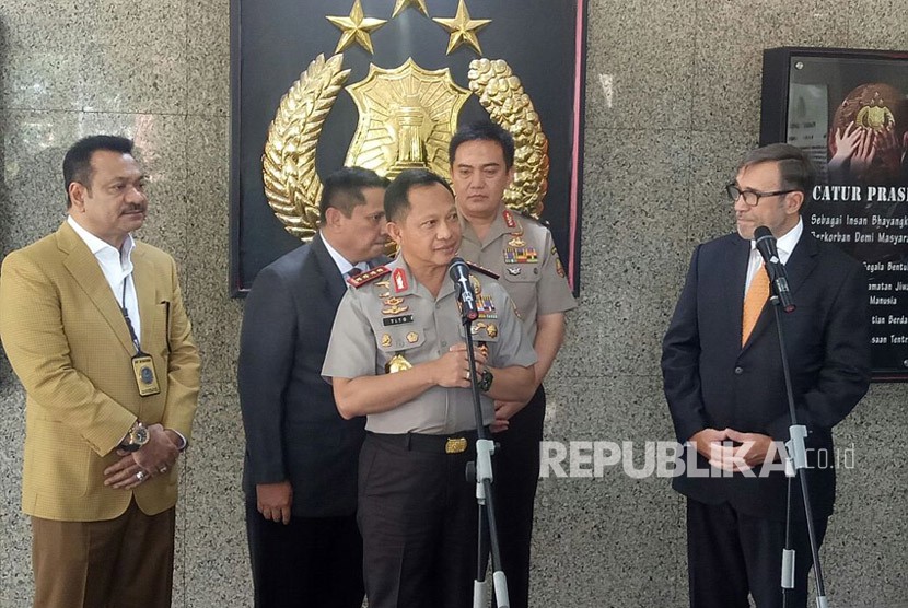 Kepala Kepolisian Negara Republik Indonesia Jenderal Polisi Muhammad Tito Karnavian bersama Kepala Divisi Hubungan Internasional Polri Saiful Maltha (kiri), Dubes Argentina untuk Indonesia Ricardo Luis Bocalandro (dua dari kanan),  Sekretaris NCB-Interpol Indonesia Napoleon Bonaparte (tengah) dan Kepala Biro Penerangan Masyarakat Polri Brigadir Jenderal Polisi Mohammad Iqbal (kanan) memberikan keterangan Pers terkait 'penculikan' Alum (7 tahun) dari Argentina, Kamis (8/2).