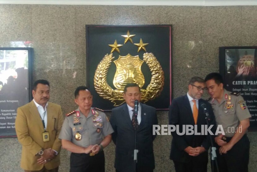 Kepala Kepolisian Negara Republik Indonesia Jenderal Polisi Muhammad Tito Karnavian bersama Kepala Divisi Hubungan Internasional Polri Saiful Maltha (kiri), Dubes Argentina untuk Indonesia Ricardo Luis Bocalandro (dua dari kanan),  Sekretaris NCB-Interpol Indonesia Napoleon Bonaparte (tengah) dan Kepala Biro Penerangan Masyarakat Polri Brigadir Jenderal Polisi Mohammad Iqbal (kanan) memberikan keterangan Pers terkait 'penculikan' Alum (7 tahun) dari Argentina, Kamis (8/2).