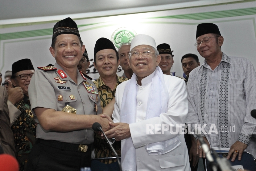 Kepala Kepolisian Republik Indonesia Jenderal Tito Karnavian bersama Ketua Majelis Ulama Indonesia (MUI) Ma’ruf Amin saat melakukan kunjungan di kantor MUI, Jakarta, Jumat (18/11).