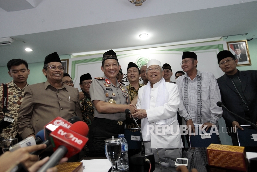  Kepala Kepolisian Republik Indonesia Jenderal Tito Karnavian bersama Ketua Majelis Ulama Indonesia (MUI) Ma’ruf Amin saat melakukan kunjungan di kantor MUI, Jakarta, Jumat (18/11). 