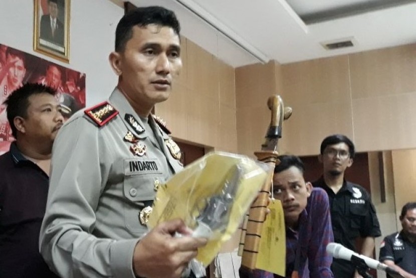 Kepala Kepolisian Resor Metropolitan Bekasi Kota Komisaris Besar Indarto menunjukkan pistol dan senjata tajam yang diigunakan oleh tersangka pencurian kendaraan bermotor MS yang ditembak mati di Bekasi pada Selasa (2/1).