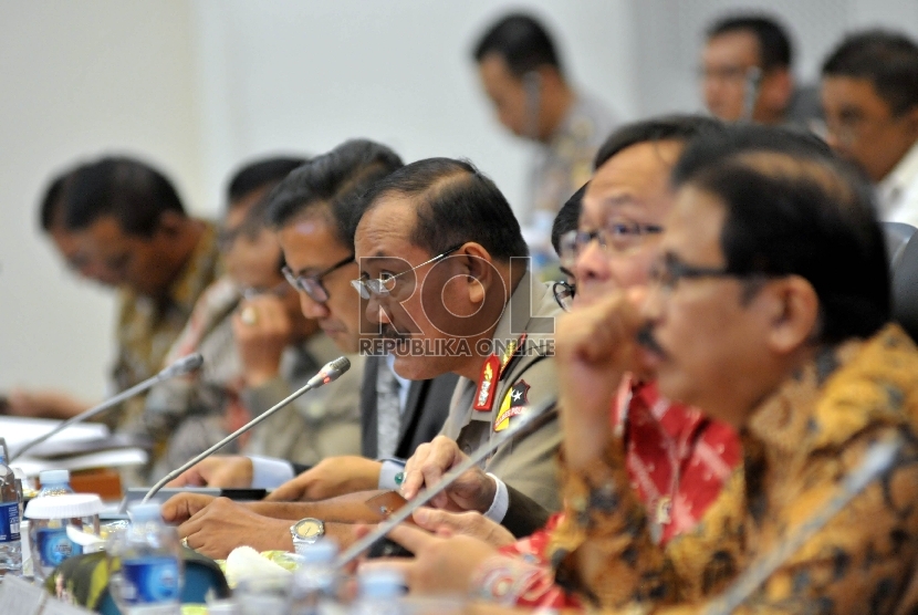 Kepala Kepolisian RI Jenderal Badrodin Haiti beraudiensi saat mengikuti rapat kerja dengan Badan Anggaran DPR di Kompleks Parlemen, Senayan, Jakarta, Rabu (9/9).