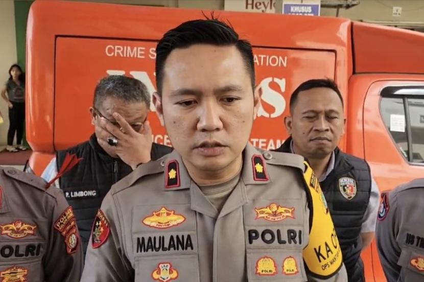 Kepala Kepolisian Sektor (Kapolsek) Kelapa Gading, Komisaris Maulana Mukarom.
