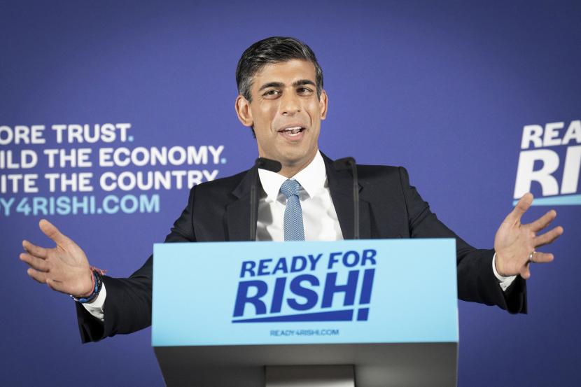 Kepala Keuangan Inggris Rishi Sunak berbicara pada peluncuran kampanyenya untuk menjadi pemimpin Partai Konservatif dan Perdana Menteri, di Queen Elizabeth II Centre di London, Selasa 12 Juli 2022. 