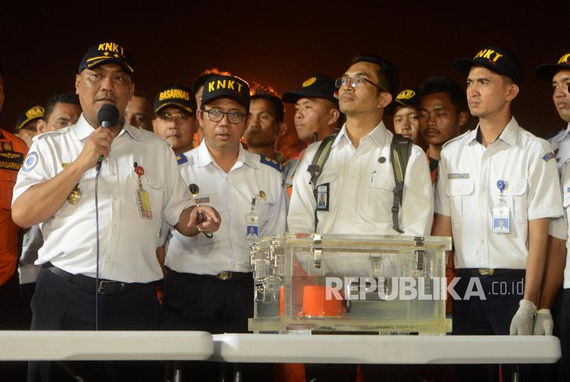 Kepala KNKT Soerjanto Tjahjono memberikan keterangan terkait black box pesawat Lion air JT 610 di Terminal JICT 2, Pelabuhan Tanjung Priok, Jakarta, Kamis (1/11). 