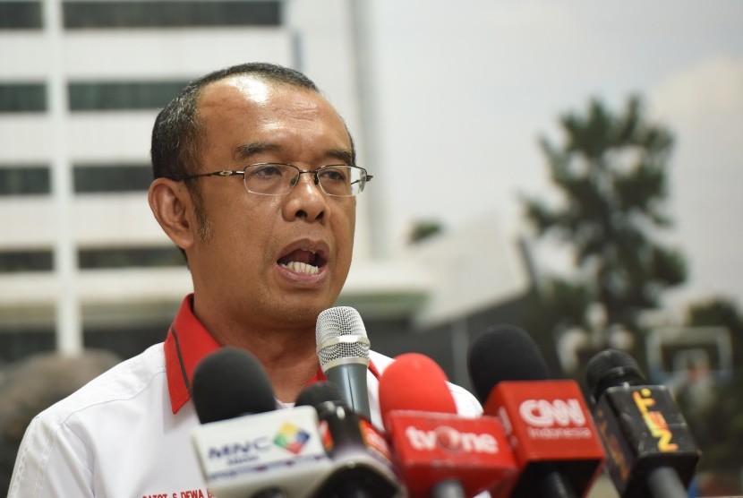 Kepala Komunikasi Publik Kemenpora Gatot S Dewa Broto memberikan keterangan terkait pemutusan kontrak pebalap F1 Rio Haryanto oleh Manor Racing di Kantor Kemenpora Jakarta, Kamis (11/8). 