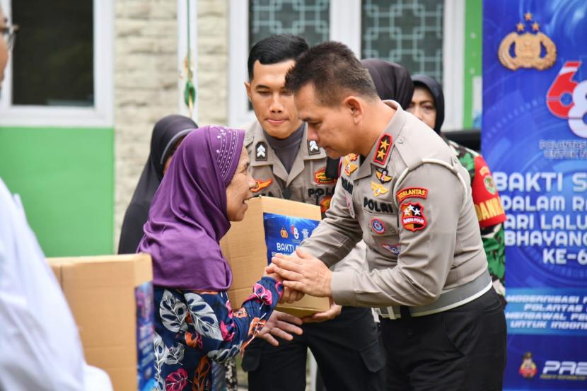 Kepala Korlantas Polri Irjen Pol Firman Shantyabudi memberikan bantuan kepada warga Bogor dalam kegiatan bakti sosial HUT Lalu Lintas Bhayangkara.