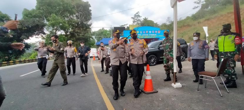 Kepala Korlantas Polri, Irjen Pol Istiono melakukan pengecekan kesiapan pos penyekatan di Jalur Gentong, Kecamatan Kadipaten, Kabupaten Tasikmalaya, Kamis (15/4). 