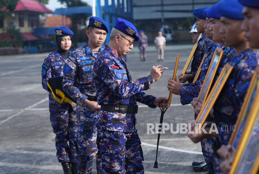 Kepala Korps Kepolisian Air dan Udara (Kakorpolairud) Irjen Mohammad Yassin Kosasih saat Upacara PTDH di Lapangan Polairud, Tangerang Selatan, Senin (6/1/2025).