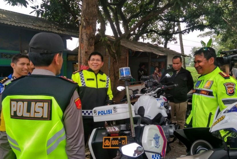 Kepala Korps Lalu Lintas (Kakorlantas) Polri Inspektur Jenderal Polisi Royke Lumowa (tengah) meninjau jalur liburan Tahun Baru dari Bandung, Jawa Barat ke arah Puncak, Sabtu (30/12).