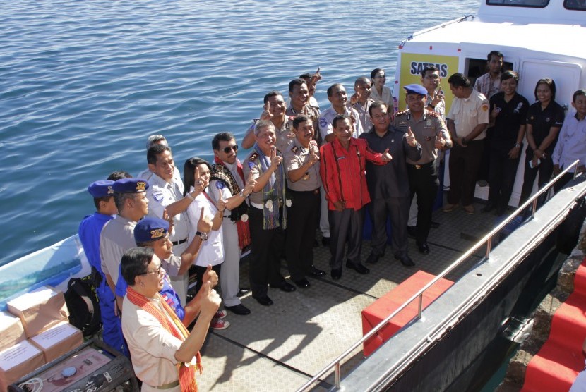 Kepala Korps Lalu Lintas Mabes Polri Irjen Pol Condro Kirono (kelima kanan) didampingi Wakapolda NTT Kombes Pol Sumartono (Keempat kanan) berpose bersama sejumlah pejabat daerah NTTdan Jasa Raharja usai meresmikan kapal Satuan Penerbit Administrasi SIM (Sa