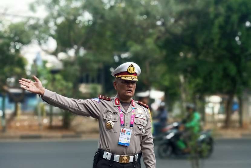 Kepala Korps Lalu Lintas Polri Inspektur Jenderal Polisi Refdi Andri meninjau rekayasa lalu lintas menjelang pembukaan Asian Para Games, Sabtu (6/10). 
