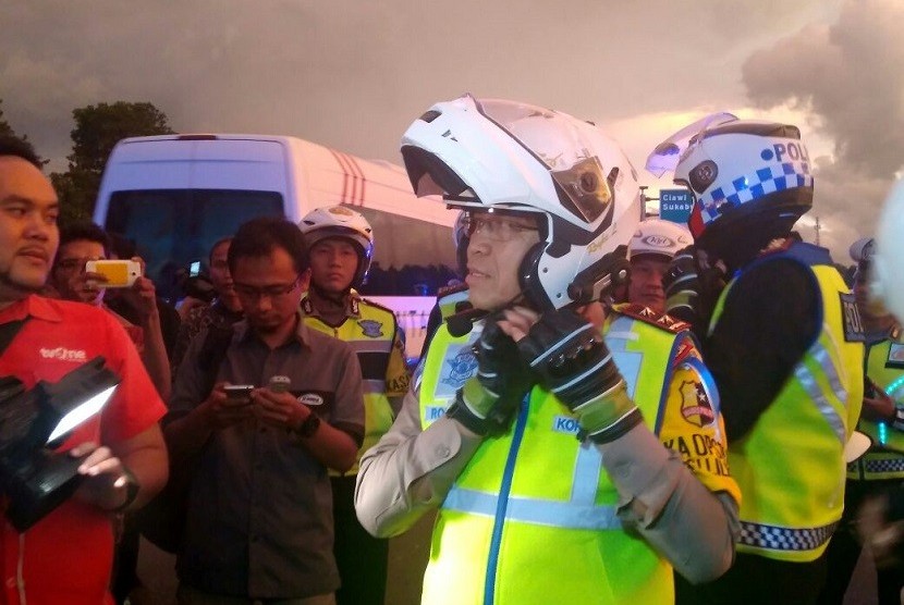 Kepala Korps Lalu Lintas Polri Inspektur Jenderal Polisi Royke Lumowa menutup langsung Jalur Puncak pas sehubungan dengan diberlakukannya car free night. Ahad (31/12).