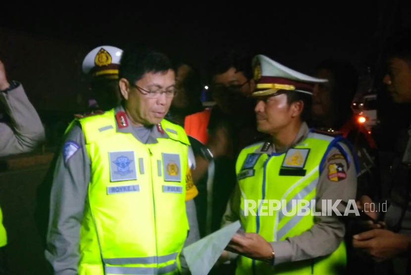 Kepala Korps Lalu Lintas Polri Inspektur Jenderal Royke Lumowa memantau arus lalu lintas di Gerbang Tol Cikarang Utama 1, Cikarang, Jawa Barat. Jumat (29/12).