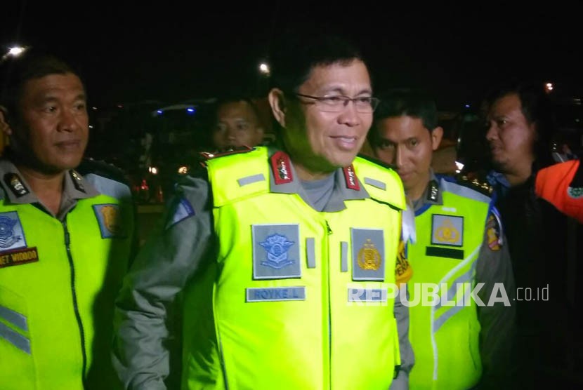 Kepala Korps Lalu Lintas Polri Inspektur Jenderal Royke Lumowa memantau arus lalu lintas di Gerbang Tol Cikarang Utama 1, Cikarang, Jawa Barat. Jumat (29/12).