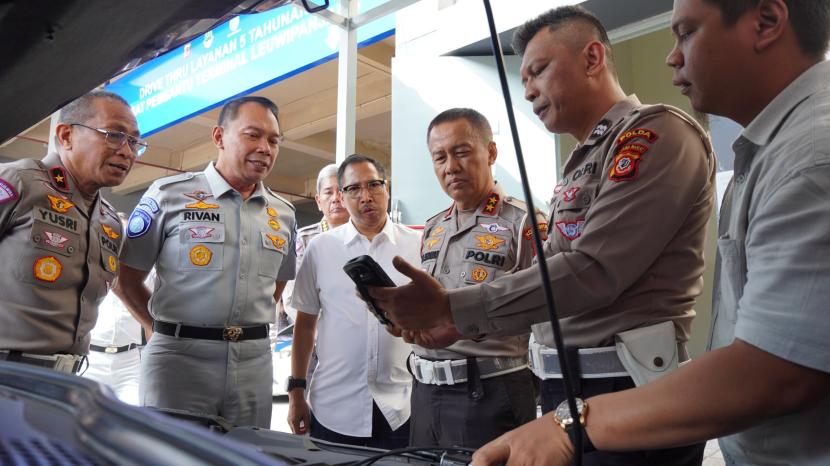 Kepala Korps Lalu Lintas Polri Irjen Pol Aan Suhanan meninjau langsung Samsat Digital