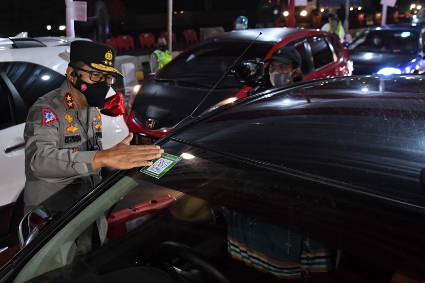 Kepala Korps Lalu Lintas Polri Irjen Pol Istiono menempelkan stiker setelah pemeriksaan swab antigen bagi pengendara mobil di Tol Jakarta-Cikampek KM 34 B di Cikarang, Kabupaten Bekasi, Jawa Barat, beberapa waktu lalu.