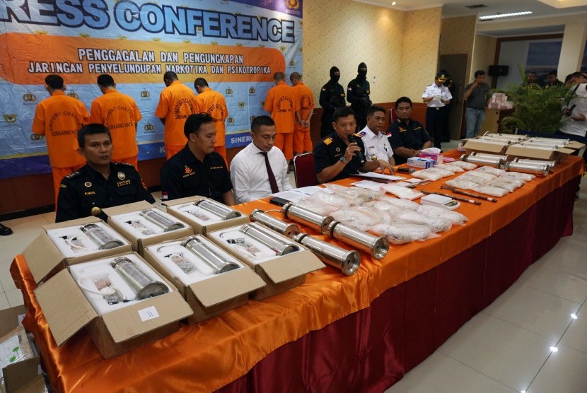 Main Office of Customs and Excise (KPU BC) Soekarno Hatta, Erwin Situmorang (fourth at left) was showing evidences and drug smugler suspects. 