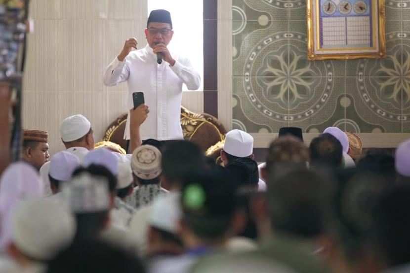 Kepala KSP Moeldoko memberikan motivasi kepada para santri di Pondok Pesantren Amanatul Ummah di Mojokerto, Jawa Timur.