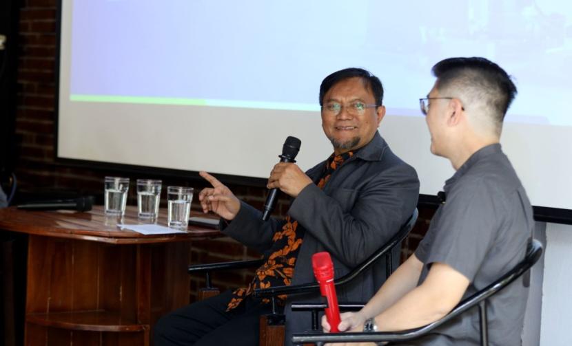 Kepala Laboratorium Teknologi Polimer dan Membran ITB, Dr Akhmad Zainal Abidin (kiri)