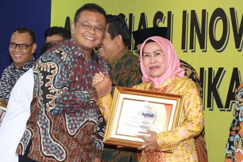 Kepala LAN RI Adi Suryanto menyerahkan piagam penghargaan Inovasi Administrasi Negara (Inagara) kepada Bupati Serang Ratu Tatu Chasanah di Gedung Makarti Bhakti Nagari, Jakarta Pusat, Selasa (30/10).