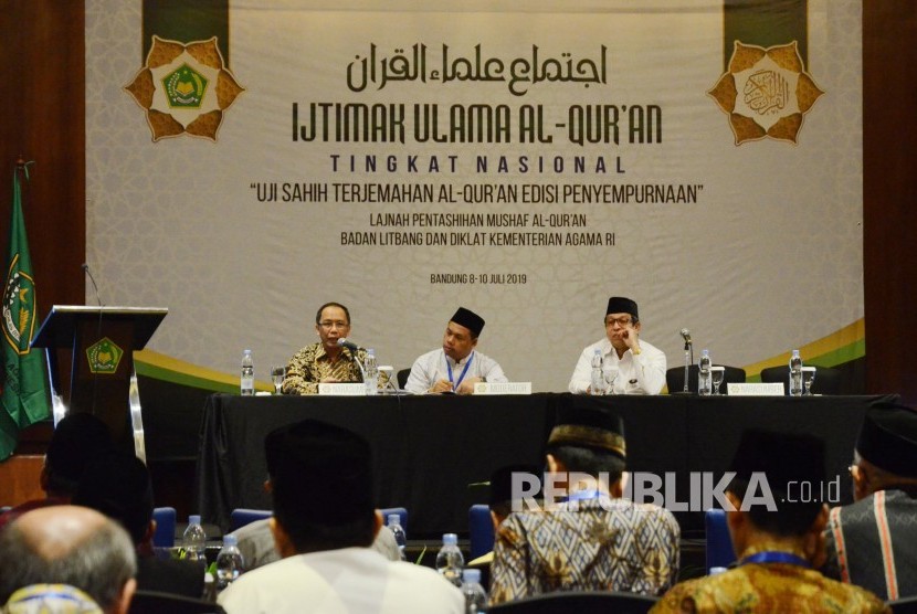 Kepala LAPAN, Prof Thomas Djamaluddin (kiri) hadir memberikan materi pada Ijtimak Ulama Alquran Tingkat Nasional, di Hotel El Royale, Kota Bandung, Selasa (9/7)