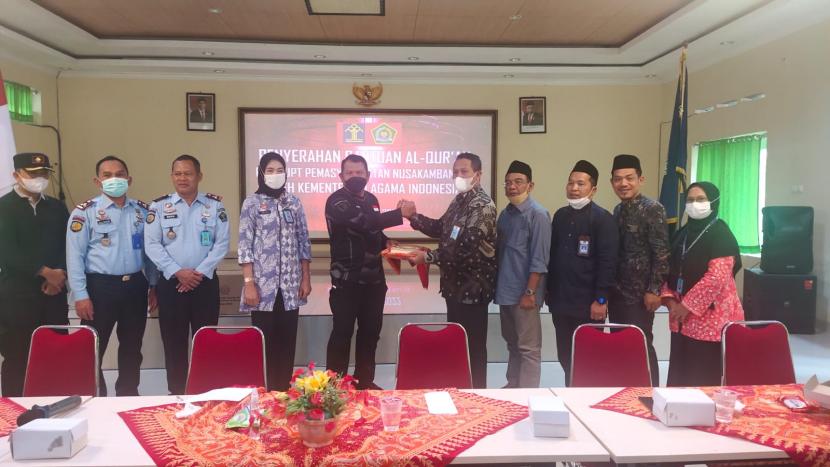 Kepala Lapas Kelas I Batu, Nusakambangan, I Putu Murdiana menerima 560 Mushaf Alquran dari Kemenag.
