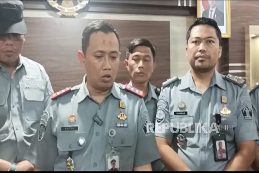 Kepala Lapas Kelas II B Sumedang Ratri Handoyo didampingi petugas menjelaskan tentang dua orang narapidana yang terpergok hendak kabur dari lapas, Selasa (3/12/2024)