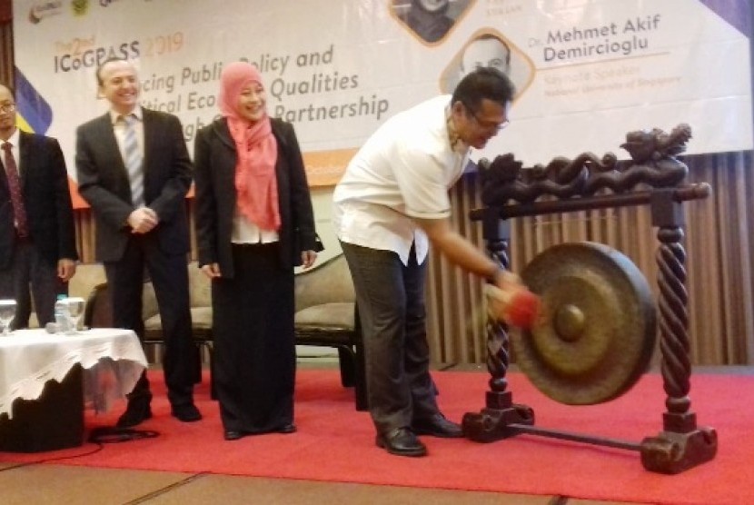  Kepala Lembaga Administrasi Negara (LAN) Adi Suryanto, didampingi Kepala STAIN LAN Jakarta Prof Nurliah Nurdin, dan Dr Mehmet Akif Demircioglu saat memukul gong.