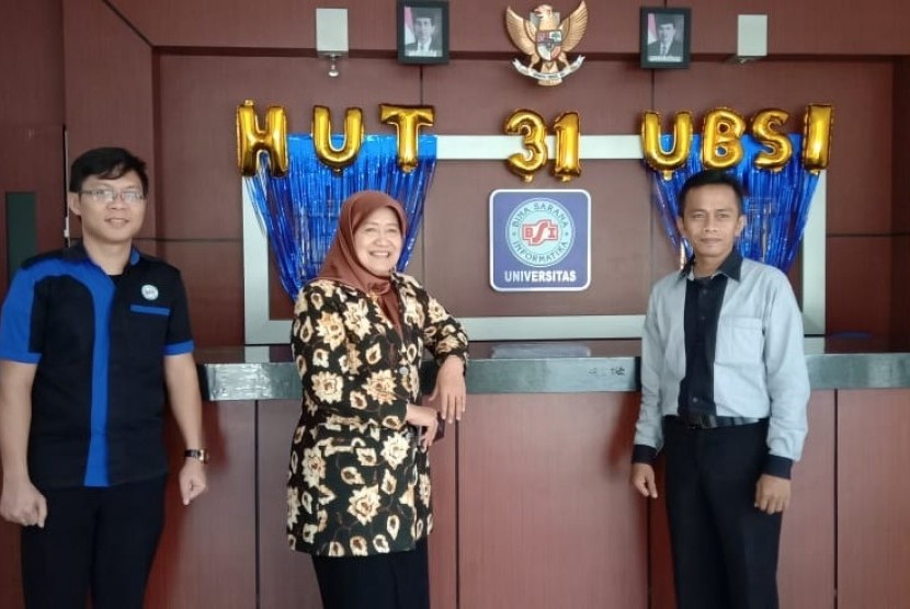 Kepala Lembaga Layanan Pendidikan Tinggi (LL Dikti) Wilayah III DKI Jakarta, Dr  Illah Sailah (tengah)  saat berkunjung ke UBSI kampus Pontianak.