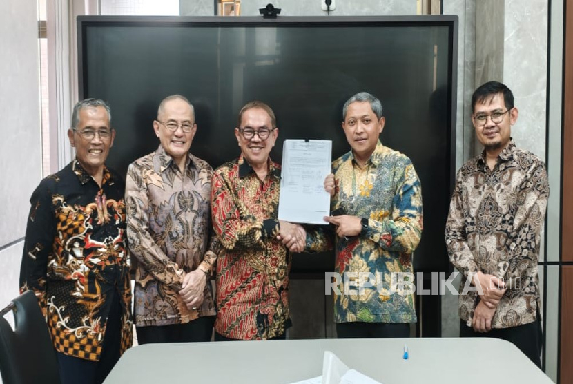 Kepala LLDikti IV Dr Lukman dan Ketua Stikom Bandung Dr Dedy Djamaluddin Malik menunjukkan surat keputusan penurunan status sanksi Stikom Bandung menjadi ringan di Bandung, belum lama ini.