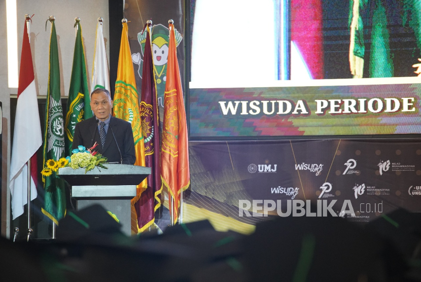 Kepala LLDikti Wilayah III, Dr Henri Togar Hasiholan Tambunan menyampaikan pesan kepada wisudawan UMJ agar menjadi pembelajar sepanjang hayat.