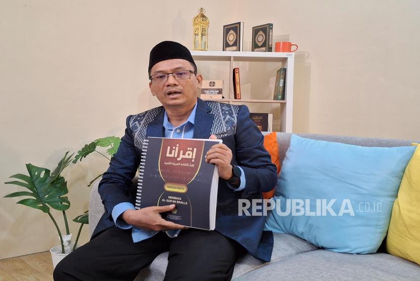 Kepala Lajnah Pentashihan Mushaf Al-Quran (LPMQ) Abdul Aziz Sidqi menunjukkan Alquran Braille standar Indonesia di Gedung Bayt Alquran dan Museum Istiqlal, Selasa (26/11/2024).