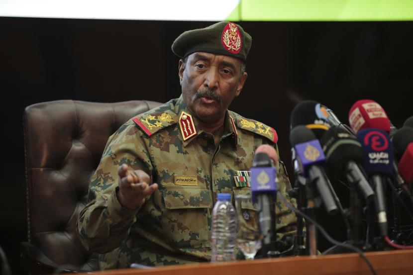 Kepala militer Sudan, Jenderal Abdel-Fattah Burhan, berbicara dalam konferensi pers di Komando Umum Angkatan Bersenjata di Khartoum, Sudan, Selasa, 26 Oktober 2021.