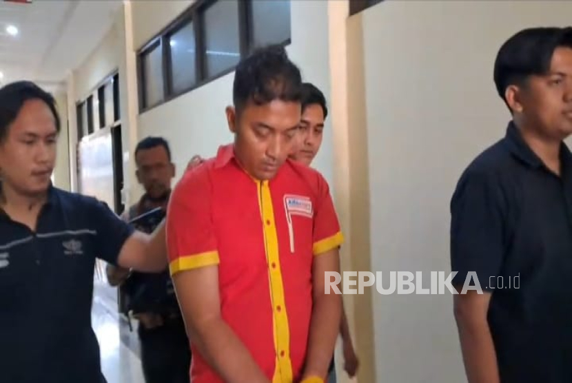Kepala minimarket berinisial HR (27 tahun) nekat menghabisi nyawa rekannya Dina Oktaviani (21 tahun) lalu dibuang di Sungai Citarum, Desa Curug, Kecamatan Klari, Kabupaten Karawang, Selasa (7/10/2025). Pelaku sempat menyetubuhi korban yang sudah tak bernyawa dan merampas barang berharganya. 