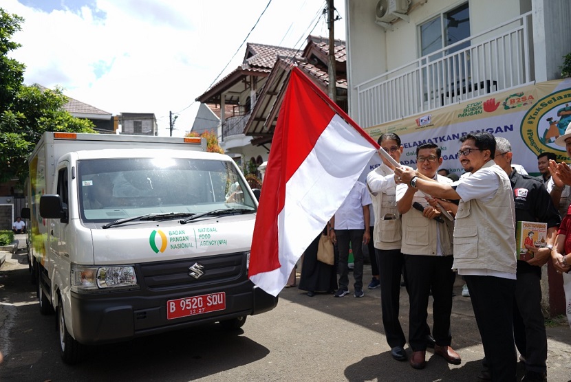 Kepala NFA Arief Prasetyo saat melepas keberangkatan Mobil Logistik Pangan di acara Pemanfaatan Mobil Logistik Pangan dalam rangka Gerakan Selamatkan Pangan, di Kantor FOI, bilangan Cipete, Jakarta Selatan, Selasa (10/1/2023).