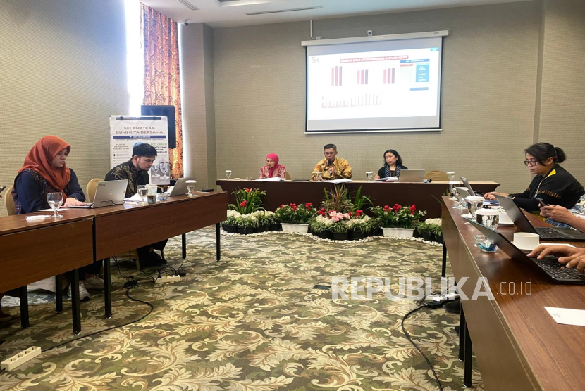 Kepala OJK DIY, Eko Yunianto (tengah) saat memberikan penjelasan soal kinerja keungan DIY di Triwulan I 2025, di Hotel Grand Keisha, Depok, Sleman, Selasa (27/5/2025).
