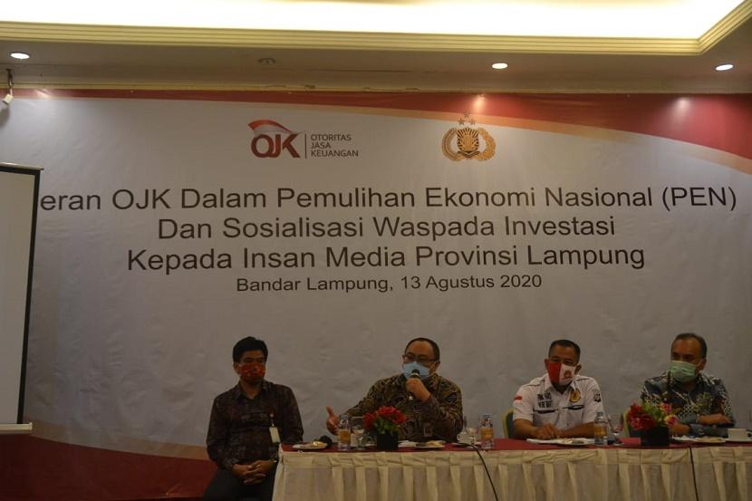 Kepala OJK Provinsi Lampung Bambang Hermanto memaparkan kondisi lembaga keuangan dan pemulihan ekonomi di Bandar Lampung, Kamis (13/8). 