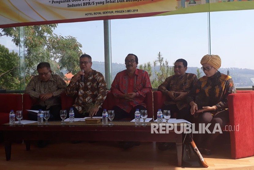 Kepala OJK Regional 4 Jawa Timur Heru Cahyono (kedua kiri) menyampaikan evaluasi kinerja BPR dan BPRS di Jatim pada Triwulan I tahun 2018 di Convention Hall Hotel Senyiur, Prigen, Pasuruan, Kamis (3/5).