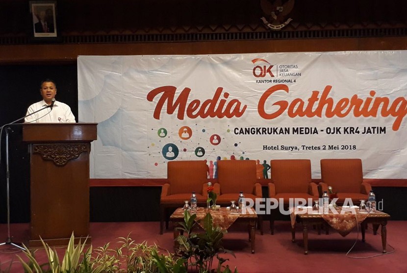Kepala Otoritas Jasa Keuangan (OJK) Kantor Regional 4 Jawa Timur Heru Cahyono memberi sambutan dalam acara media gethering yang digelar di Hotel Surya Tretes, Pasuruan, Rabu (2/5)