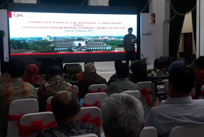 Kepala Otoritas Jasa Keuangan (OJK) Regional 2 Jawa Barat, Triana Gunawan, pada acara Sosialisasi Pasar Modal Syariah Goes to Office' di Aula Barat Gedung Sate Kota Bandung, Selasa (10/9).